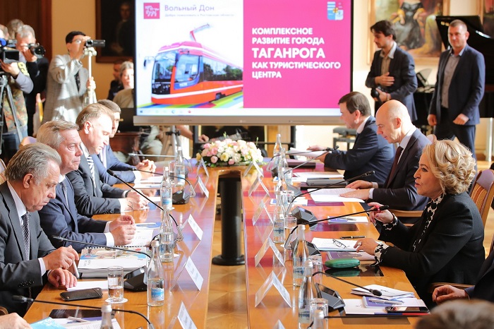 2022-09-28_Вал_Матвиенко_вруч_герб_Таганрога-гор_воин_славы_02.jpg